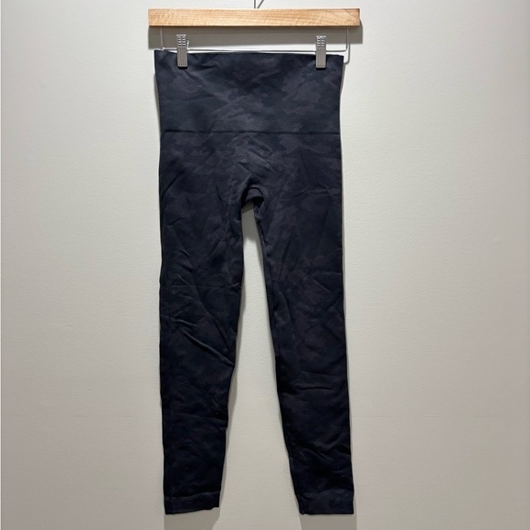 SPANX • Women’s Camo Seamless High Waisted 7/8 Length Leggings Size Medium - Picture 2 of 5